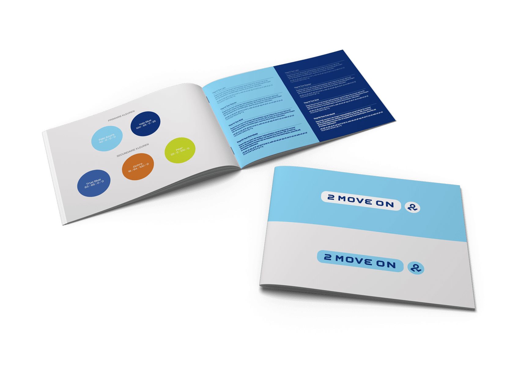 Opengeklapte huisstijlbrochure van 2 Move On met kleurpaletten en typografie, naast een dichtgeslagen brochure met het 2 Move On-logo op de cover.