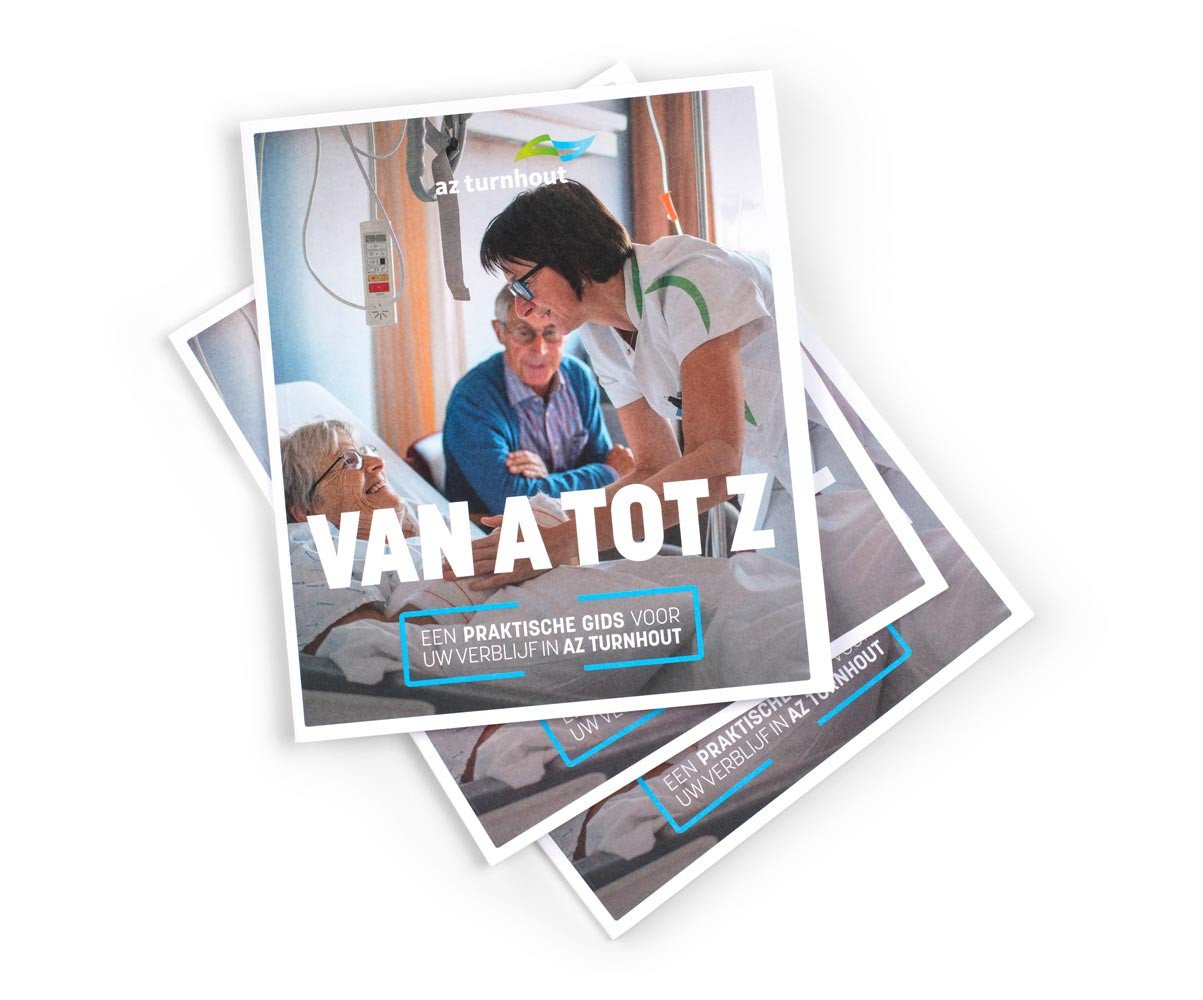 Gestapelde brochures “Van A tot Z”, een praktische gids voor patiëntenverblijf in AZ Turnhout, met zorgverlener en patiënt.