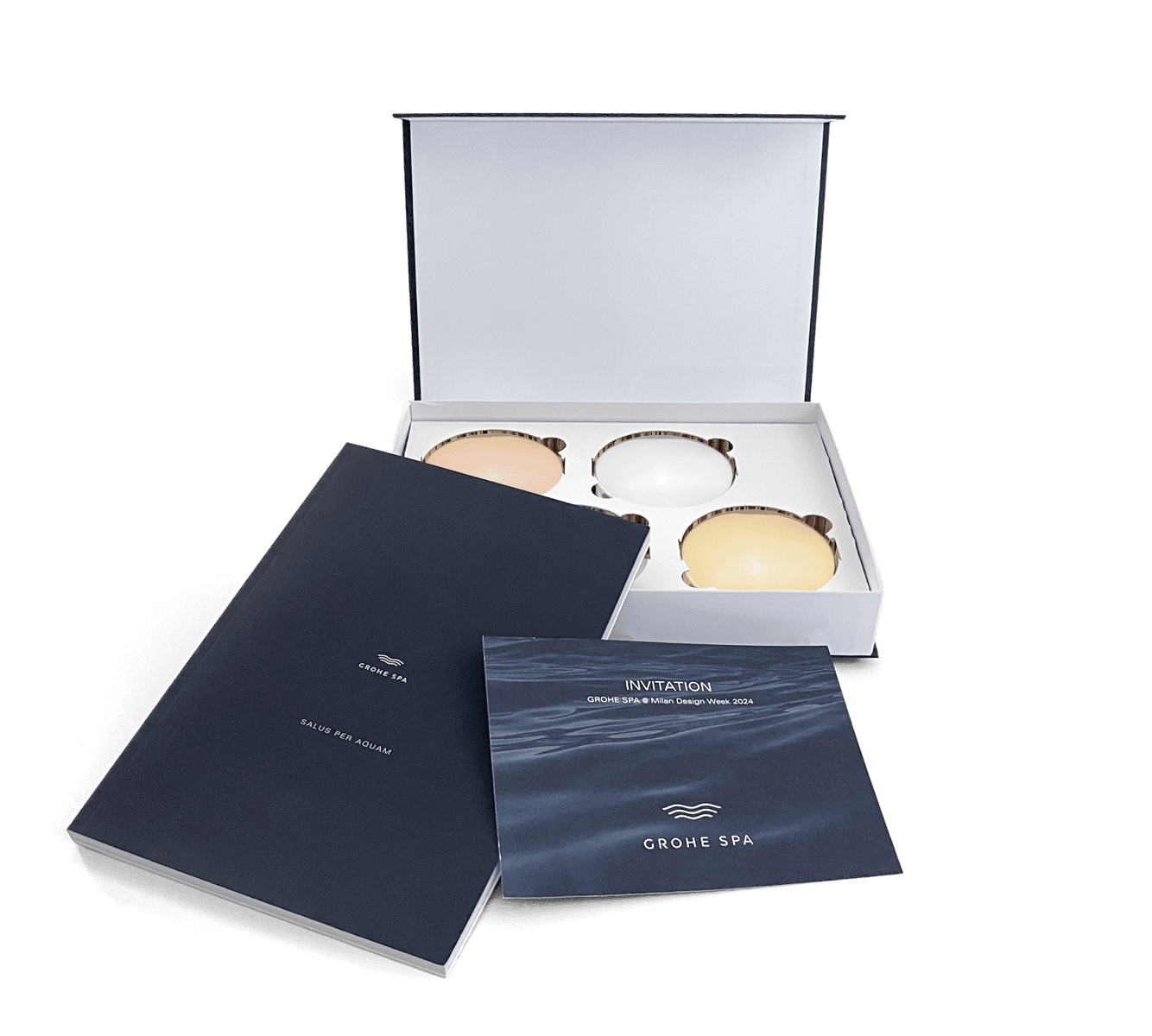 Luxe GROHE SPA uitnodigingspakket met doos, brochure en stalen, gepresenteerd op een witte achtergrond.