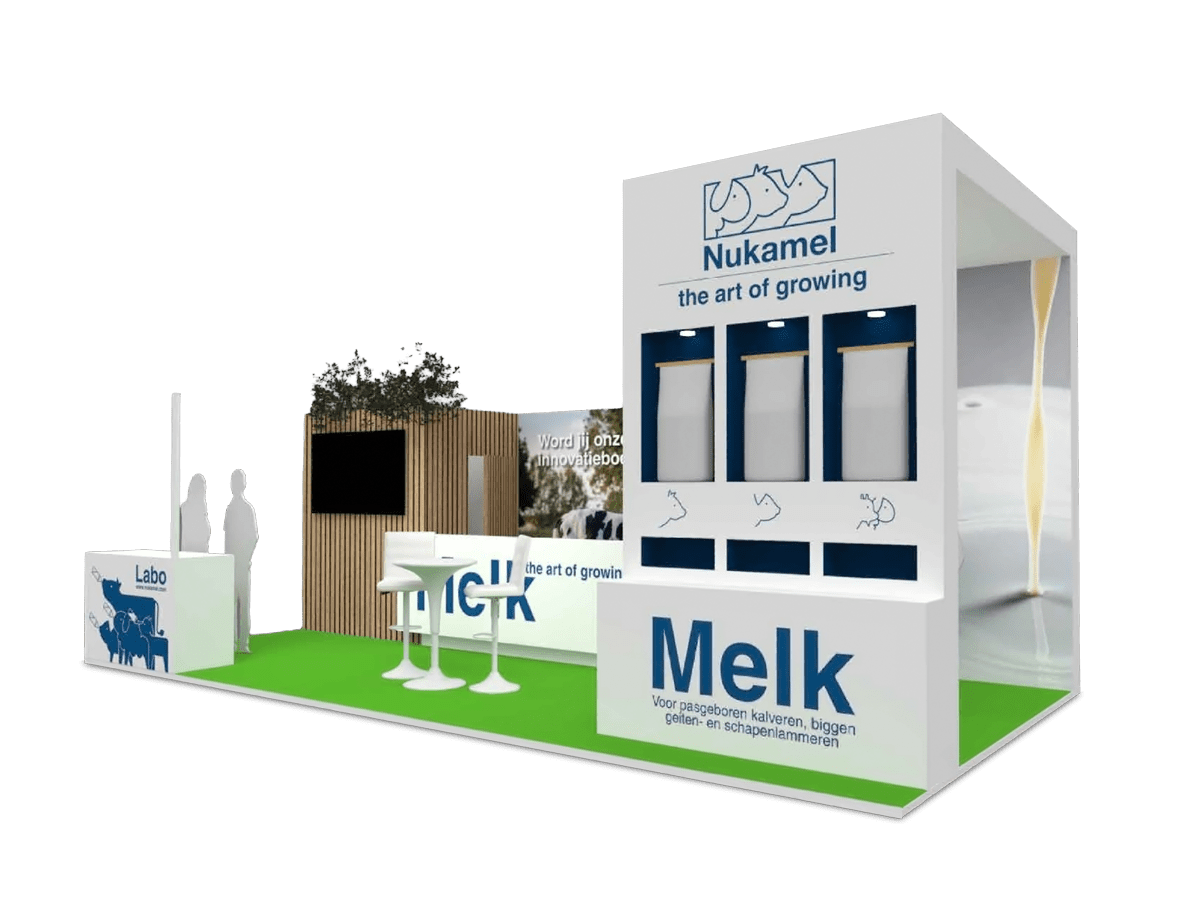 Ontwerp van een beursstand voor Nukamel, met witte en blauwe elementen, een groot logo met dierenillustratie en de slogan ‘the art of growing’. De stand bevat displayvakken, een zithoek met tafel en stoelen, een houten wand met scherm en groene vloeraccenten. Op de voorkant staat het woord ‘Melk’ groot afgebeeld.