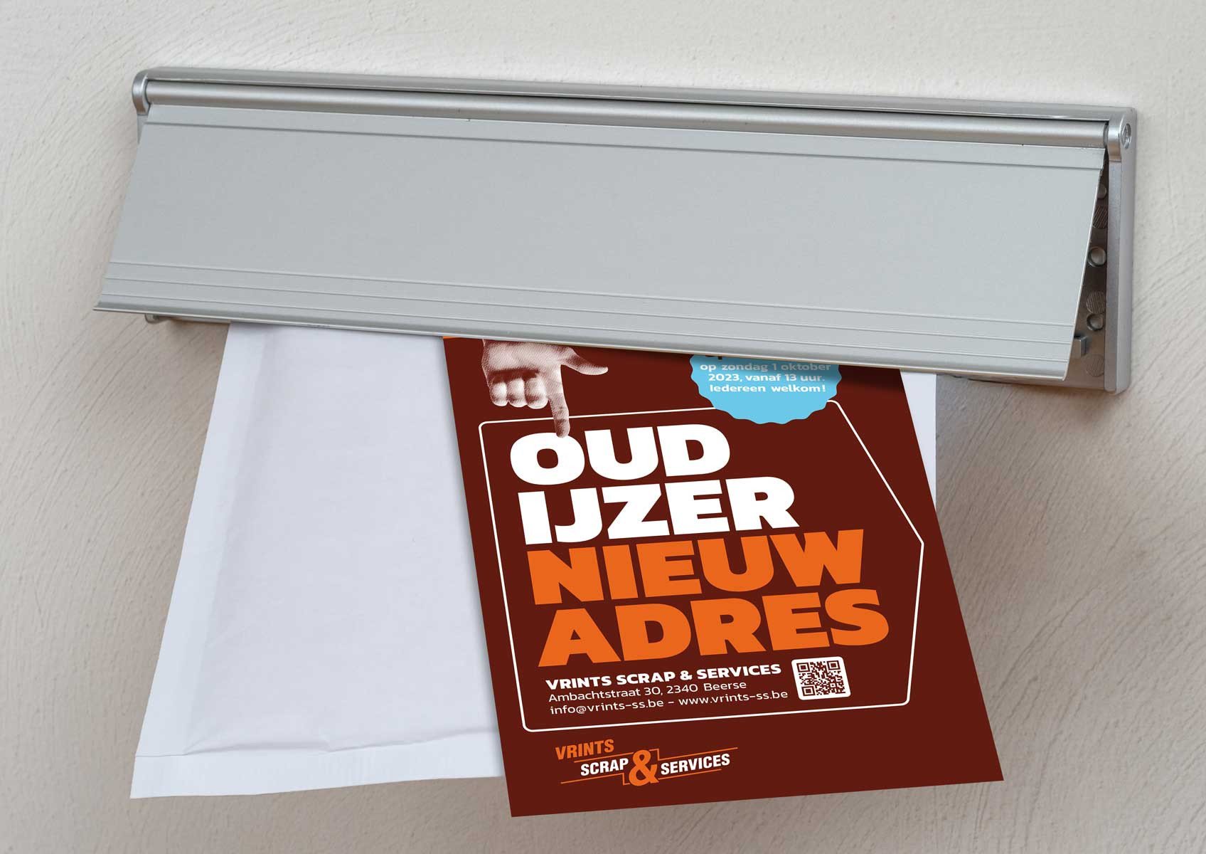 Flyer van Vrints Scrap & Services die uit een brievenbus steekt met boodschap nieuw adres.